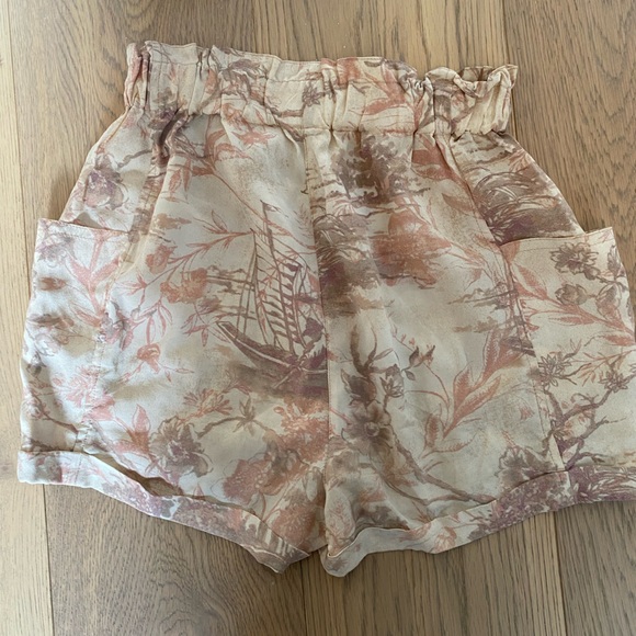 Like new Aritzia 100% silk shorts with pockets - Picture 4 of 6